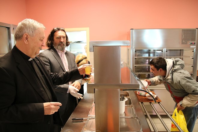 Na Veliki petak biskup Josip Mrzljak tradicionalno posjetio Pučku kuhinju Caritasa Varaždinske biskupije